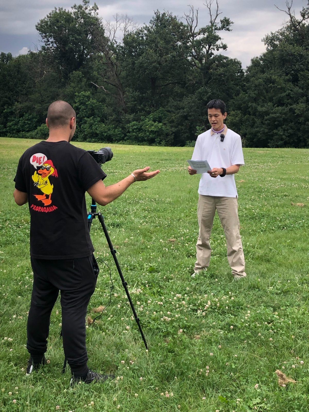 義大利當地媒體以攝影機拍攝羅老師受訪，羅老師手持講稿說明氣養生理念